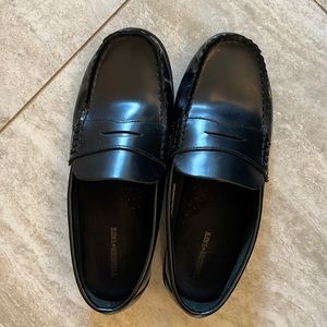 Tucker + Tate Black Leather Upper Size 6M Big Boys loafers.
